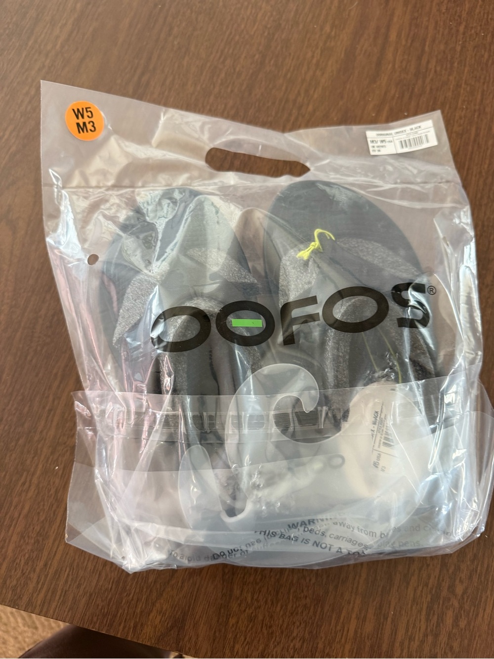 OOFOS Women's Black Slippers/Flip flop - Picture 7 of 10